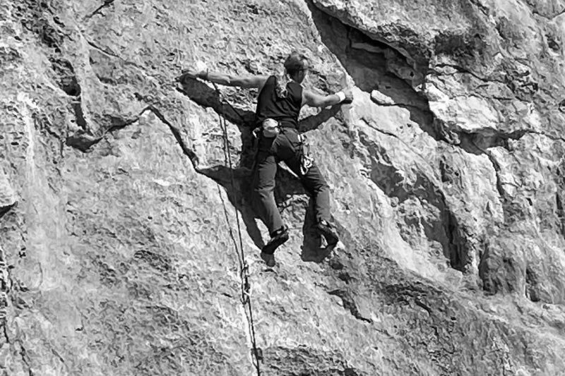 Stefan Müller-Römer beim Klettern in der Felswand.